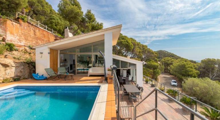 Fully equipped beautiful villa with yard, patio & private pool | Suitable for remote work | Pets are welcome — photo 2