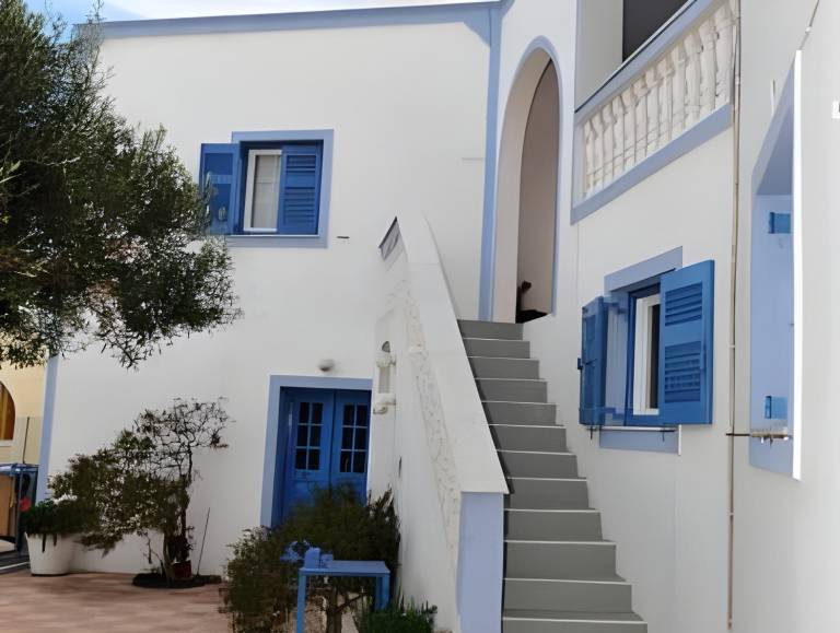 Holiday apartment with patio & yard in Santorini