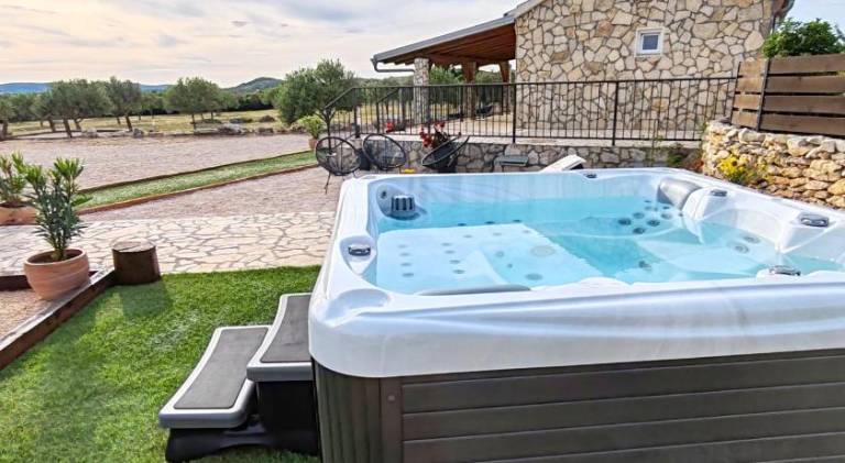 Wonderful vacation home with jacuzzi | Dogs allowed in Vodice