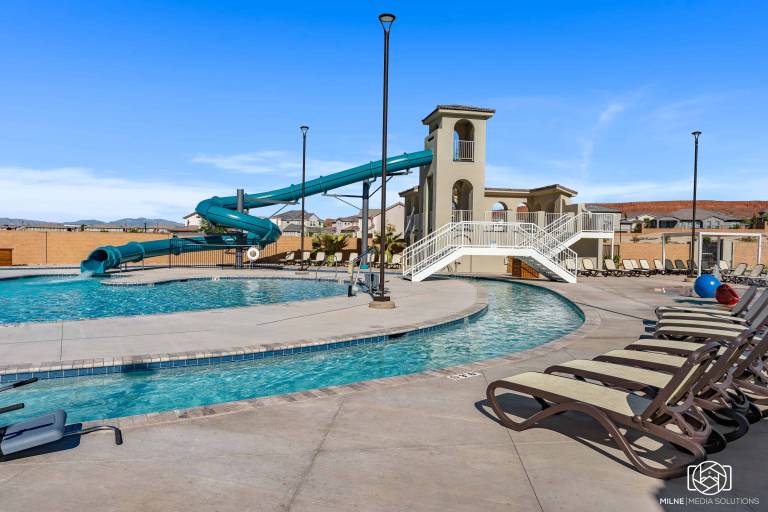 Vacation home with barbecue, hot tub & pool — photo 5