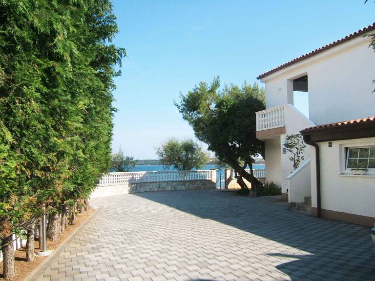 Holiday apartment with yard, barbecue & patio — photo 2
