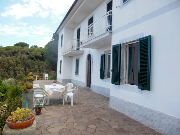 Holiday apartment with patio & yard | Sea view — photo 4