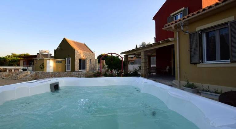 Villa with grill, patio & jacuzzi | Pets are welcome — photo 2