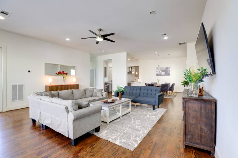 3 Story Home Near Museums Nightlife & Downtown