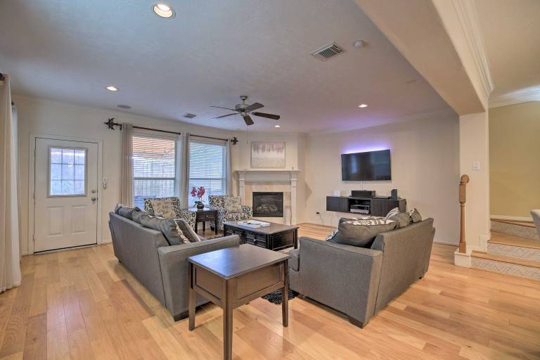 2 500 Sq Ft Townhome Walk to Central River Oaks