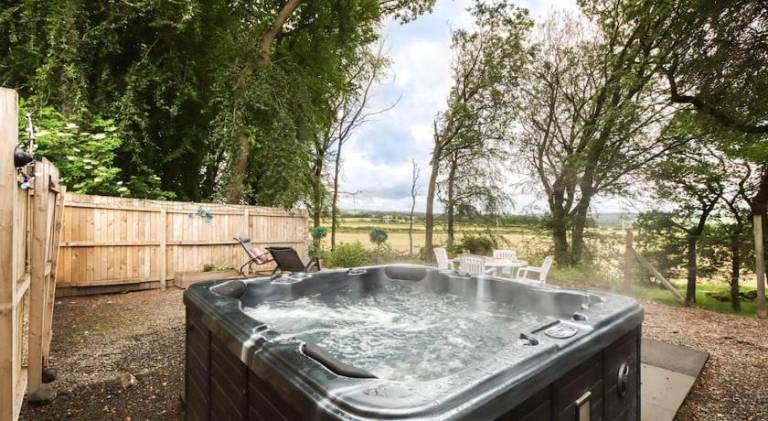 House with jacuzzi in Falkirk