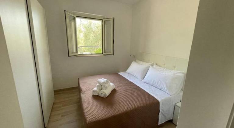 Holiday apartment with barbecue & yard — photo 2