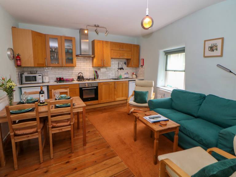 Cottage with yard — photo 2