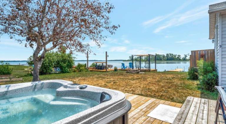 Vacation home with barbeque, patio & yard — photo 3