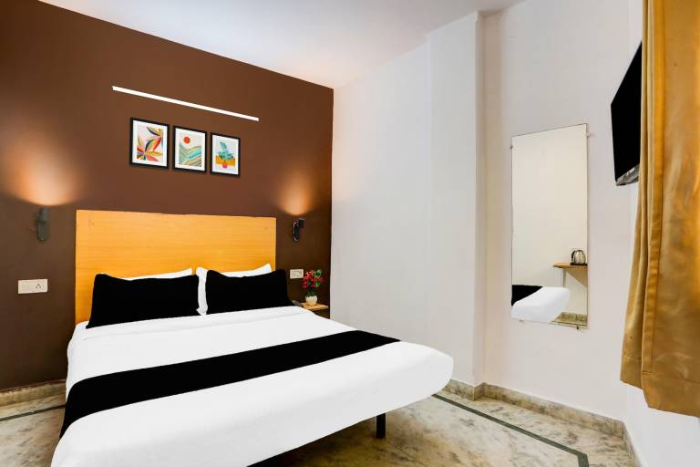 Hotel O East Punjabi Bagh Near Metro Station