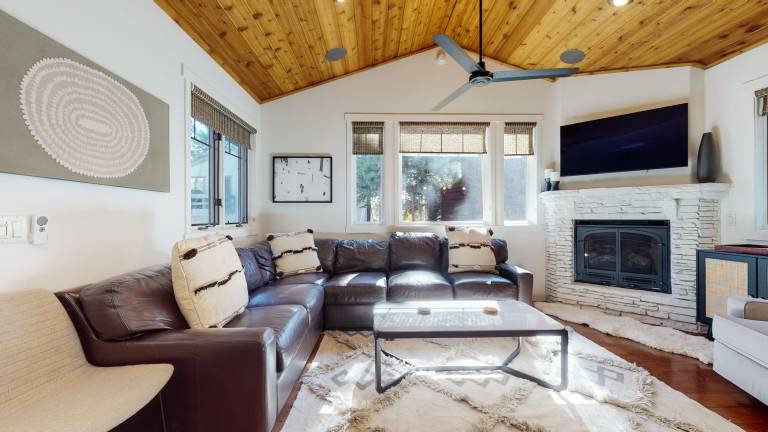Grayfox 2 Pet-Friendly, 5-Star with Private Hot Tub, 2 Car Garage and Prime Location — photo 3