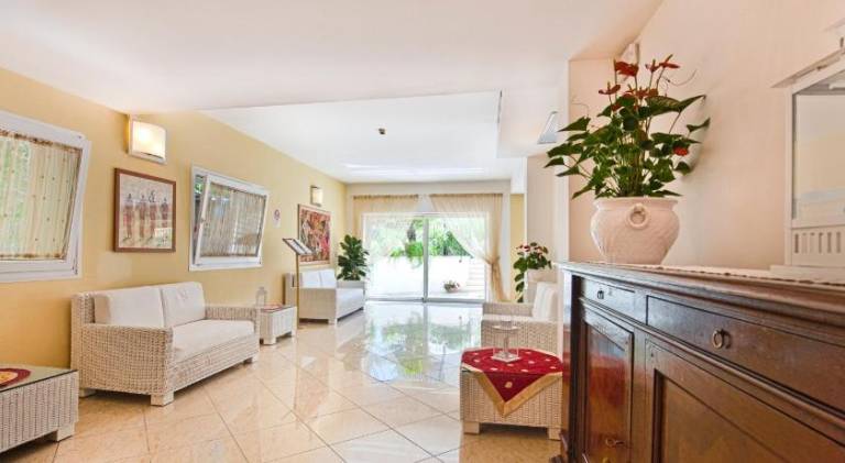 Serviced apartment with garden, pool & jacuzzi | Perfect for remote work — photo 3