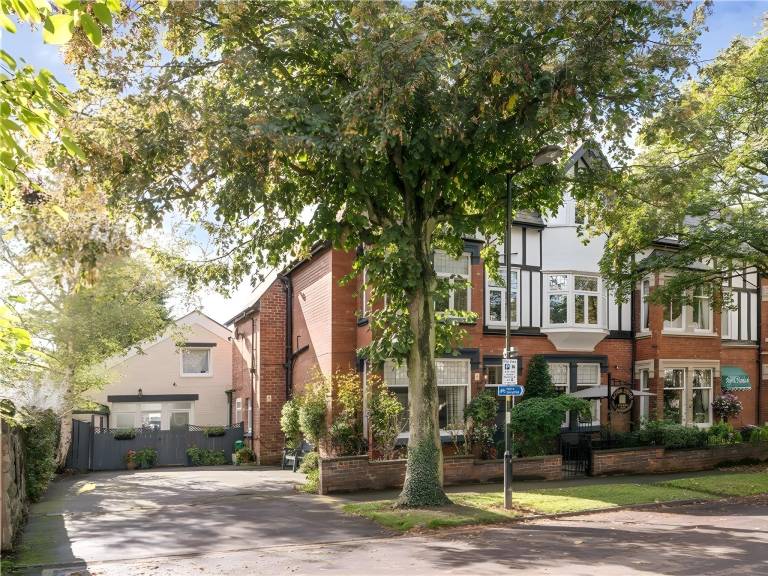 Child-friendly vacation home with terrace | Pets allowed in Harrogate