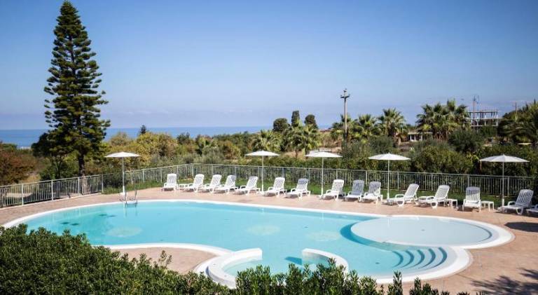 Beautiful serviced apartment with terrace, pool & hot tub | Good for workation | Dogs allowed in Tropea
