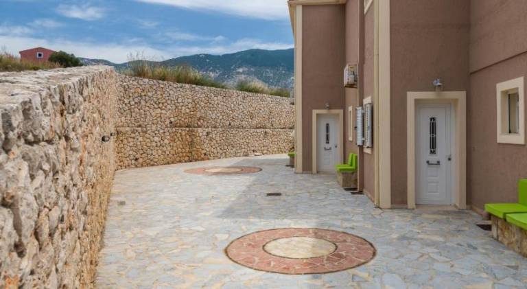 House with terrace, yard & jacuzzi — photo 5