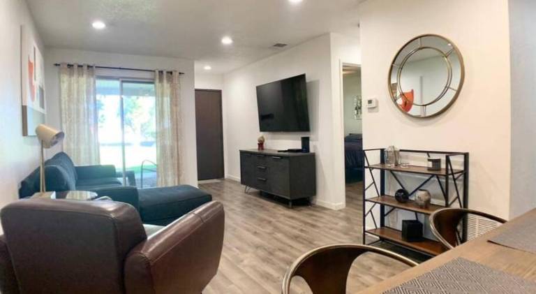 Apartment with hot tub & pool in Palm Springs, CA