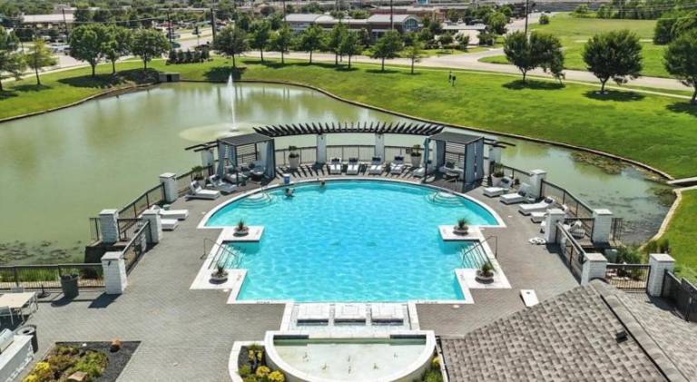 2 BD Luxe Oasis, Near The Star and Shops — photo 3