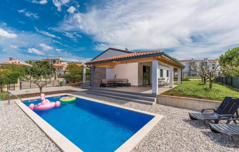 Villa with garden, grill & private pool — photo 3