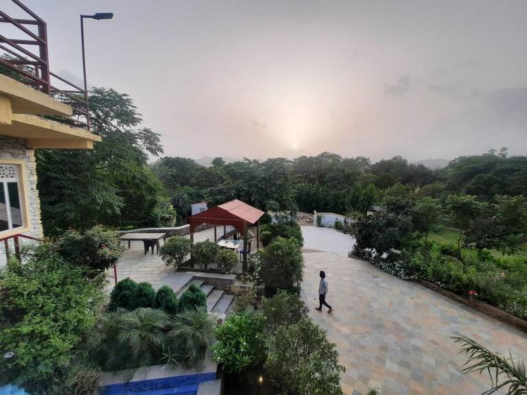Villa with pool & garden in Udaipur