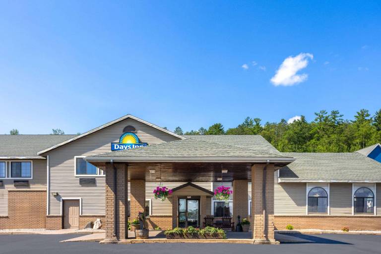 Days Inn by Wyndham Iron Mountain — photo 3