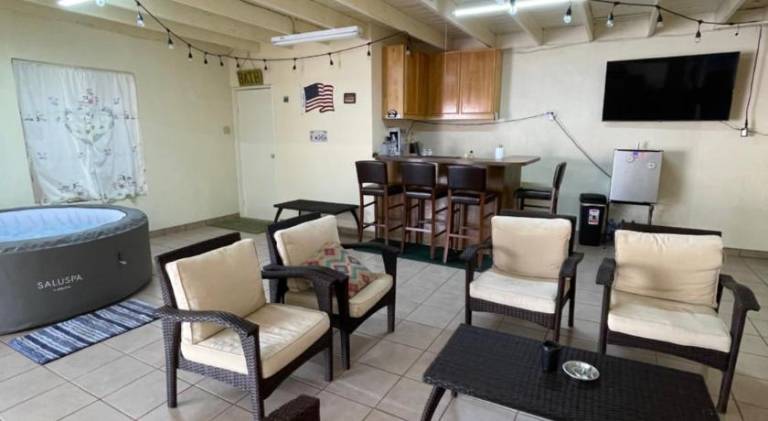 Rental apartment with yard, hot tub & BBQ | Beach nearby | Dogs allowed — photo 4
