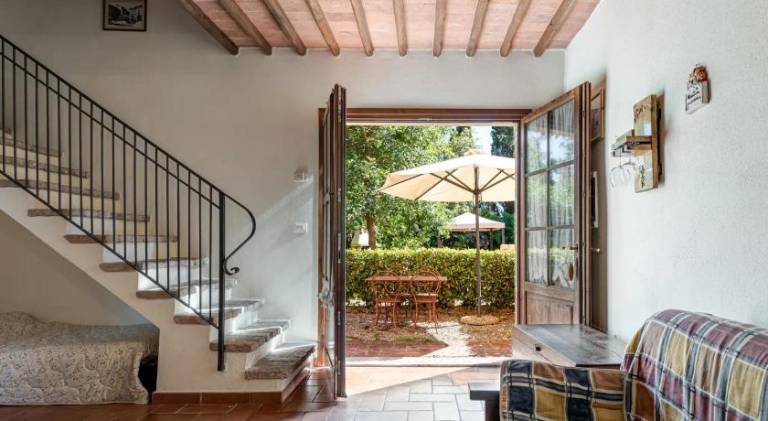 Charming holiday apartment with patio, garden & pool | Pet-friendly — photo 5