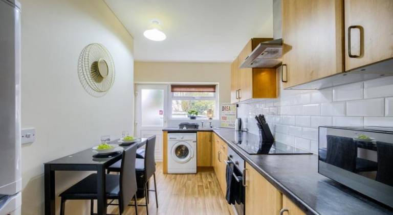 5BR House for Business & Leisure, Sleeps 10 - Wi-fi - Free Parking - THL — photo 3