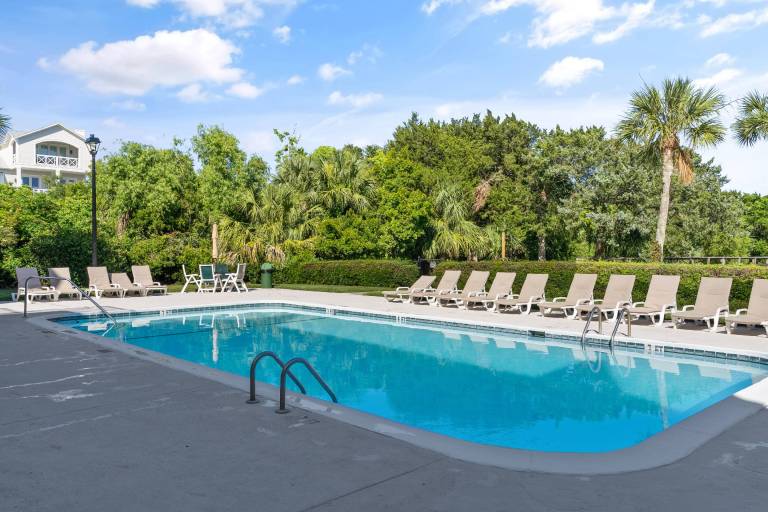 Condo with BBQ & pool | Beach view — photo 2