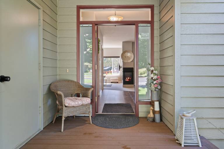 House with barbeque, pool & hot tub | Mountain view | Suitable for remote work — photo 3