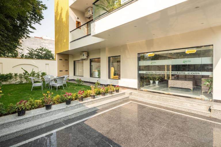 Lime Tree Hotel & One BHK Serviced Apartment Noida Grand Central Next to Sector 51 metro — photo 4