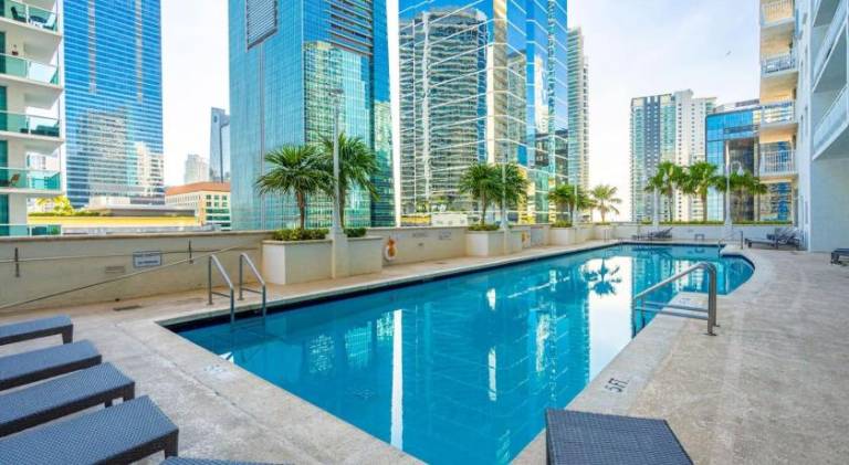 Apartment with jacuzzi & pool — photo 3