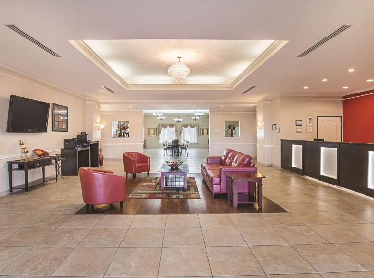 La Quinta Inn & Suites by Wyndham Waxahachie — photo 2
