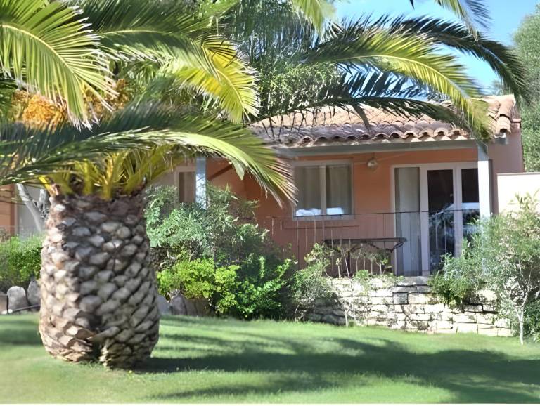 Hotel Maora Village in Bonifacio
