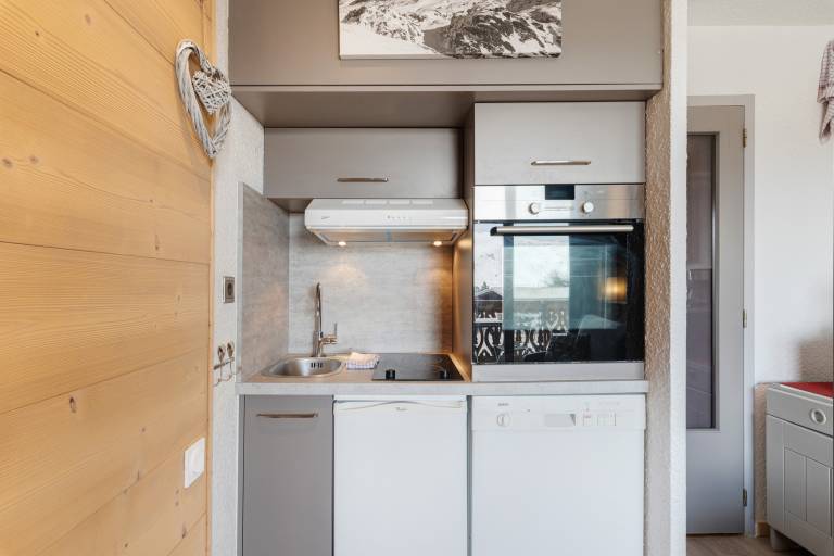 Cozy 52m² Apartment A - Ski-in/Ski-out Access, Balcony & Wi-Fi in Alpe d'Huez — photo 4