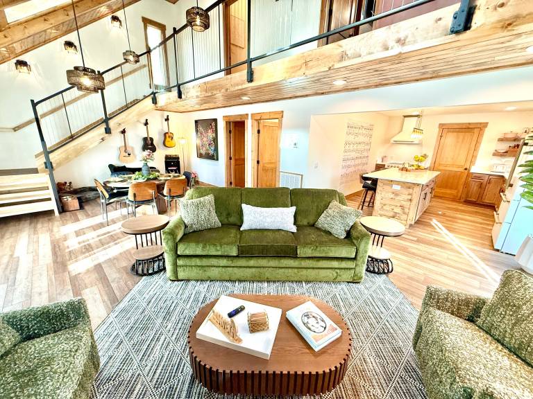 Child-friendly pleasant cabin with jacuzzi & BBQ | Pets allowed in Pigeon Forge, TN