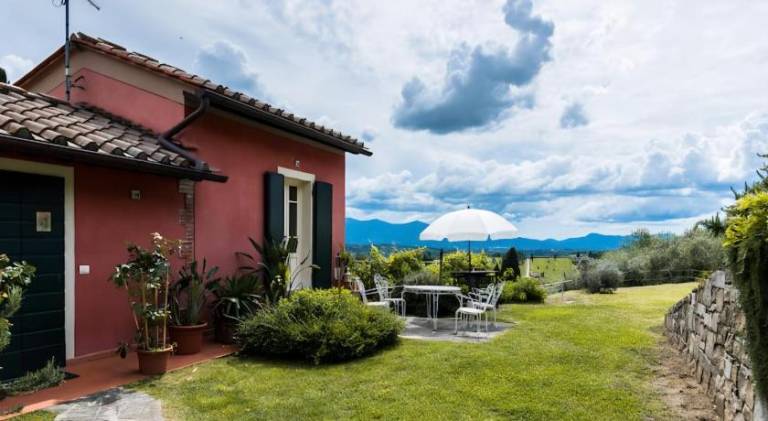 Holiday apartment with yard & pool in Pescia