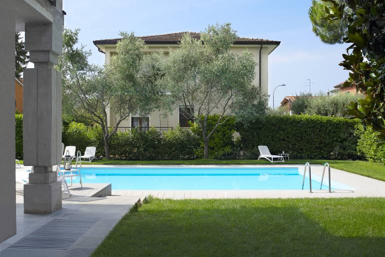 Apartment with terrace, pool & garden — photo 3