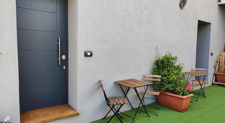 Apartment with yard — photo 3