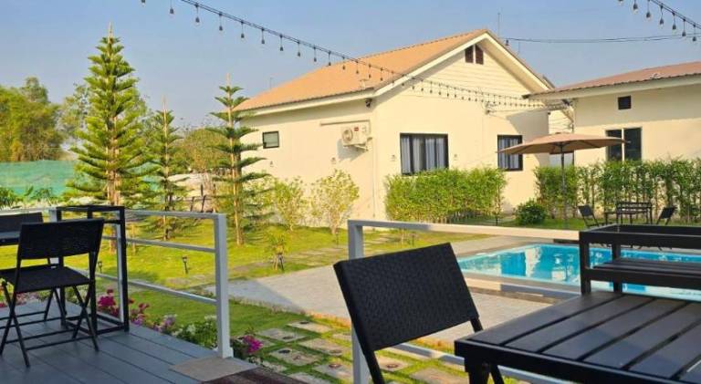 Vacation home with pool, yard & barbeque — photo 5