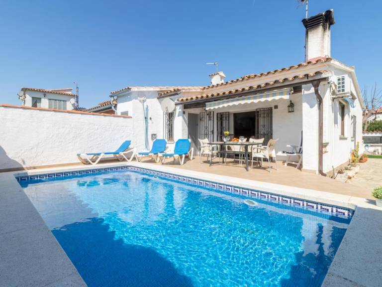Child-friendly villa with patio, yard & private pool | Pet-friendly — photo 3