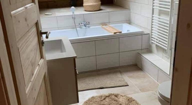Chalet with hot tub | Pets allowed — photo 4