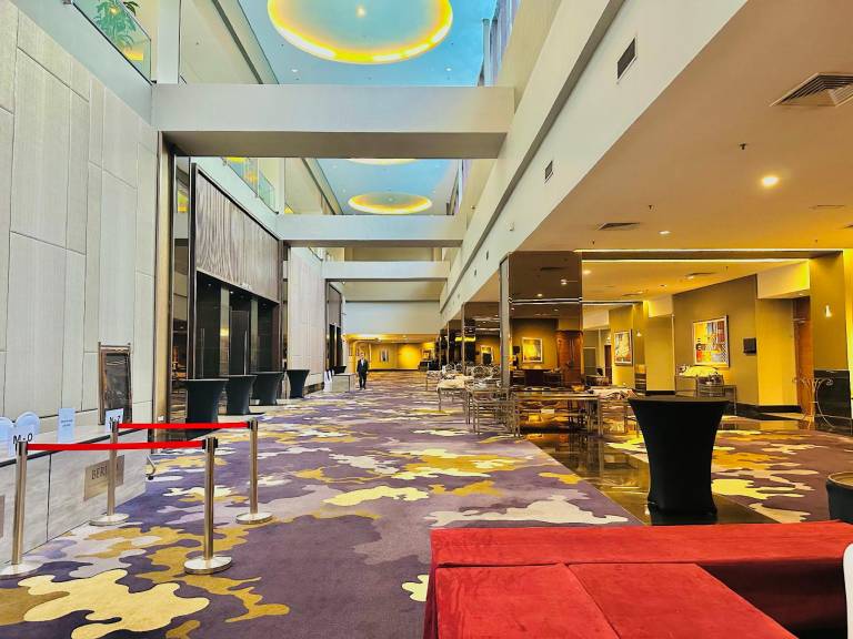 Serviced apartment with pool, garden & sauna | Close to Jalan Alor | Pet-friendly — photo 3