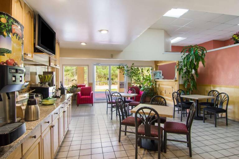 Americas Best Value Inn Darien — photo 5