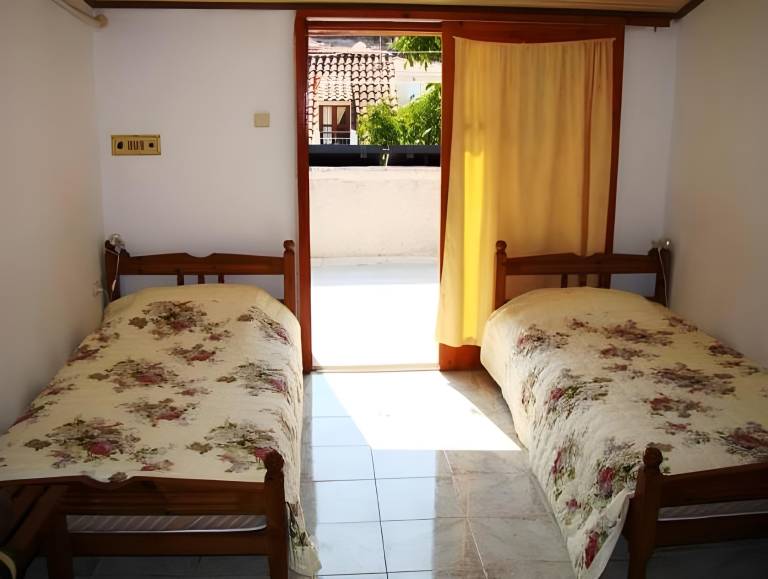 Rental apartment with patio & garden | Next to the beach | Pets allowed in Kefalonia