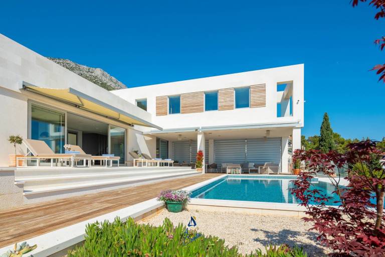 Fully equipped villa with pool, garden & patio | Pool view | Dogs allowed — photo 5