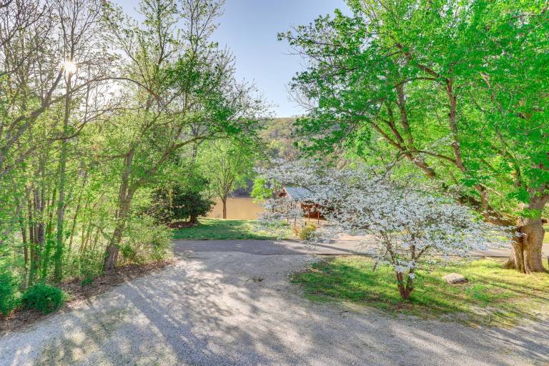 8 Mi to Ozark Folk Center: Home w/ Hot Tub & Deck — photo 2