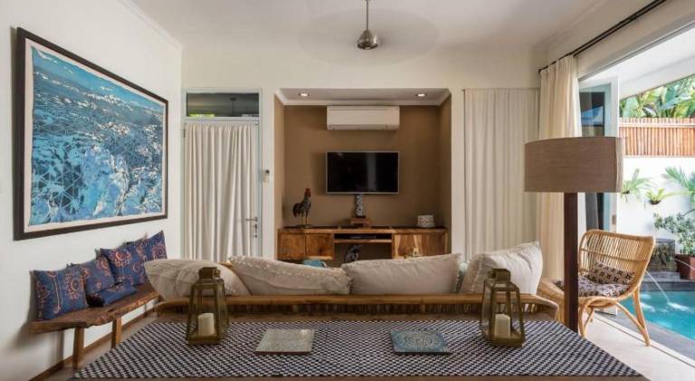 Villa with pool — photo 2