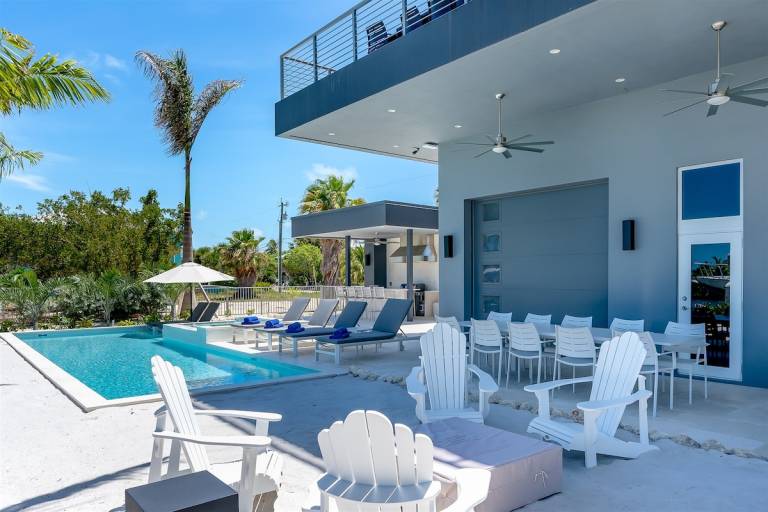 Off the Hook Luxury Waterfront Pool Home, Kayaks & Bikes! — photo 4