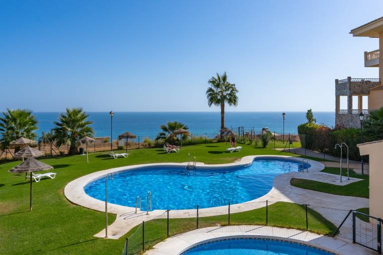 Fully equipped rental apartment with pool, terrace & garden | Sea view | Next to the beach | Pet-friendly — photo 3