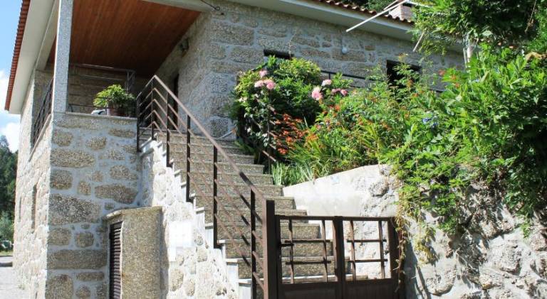 Vacation home with yard, barbeque & private pool | Pet-friendly — photo 4